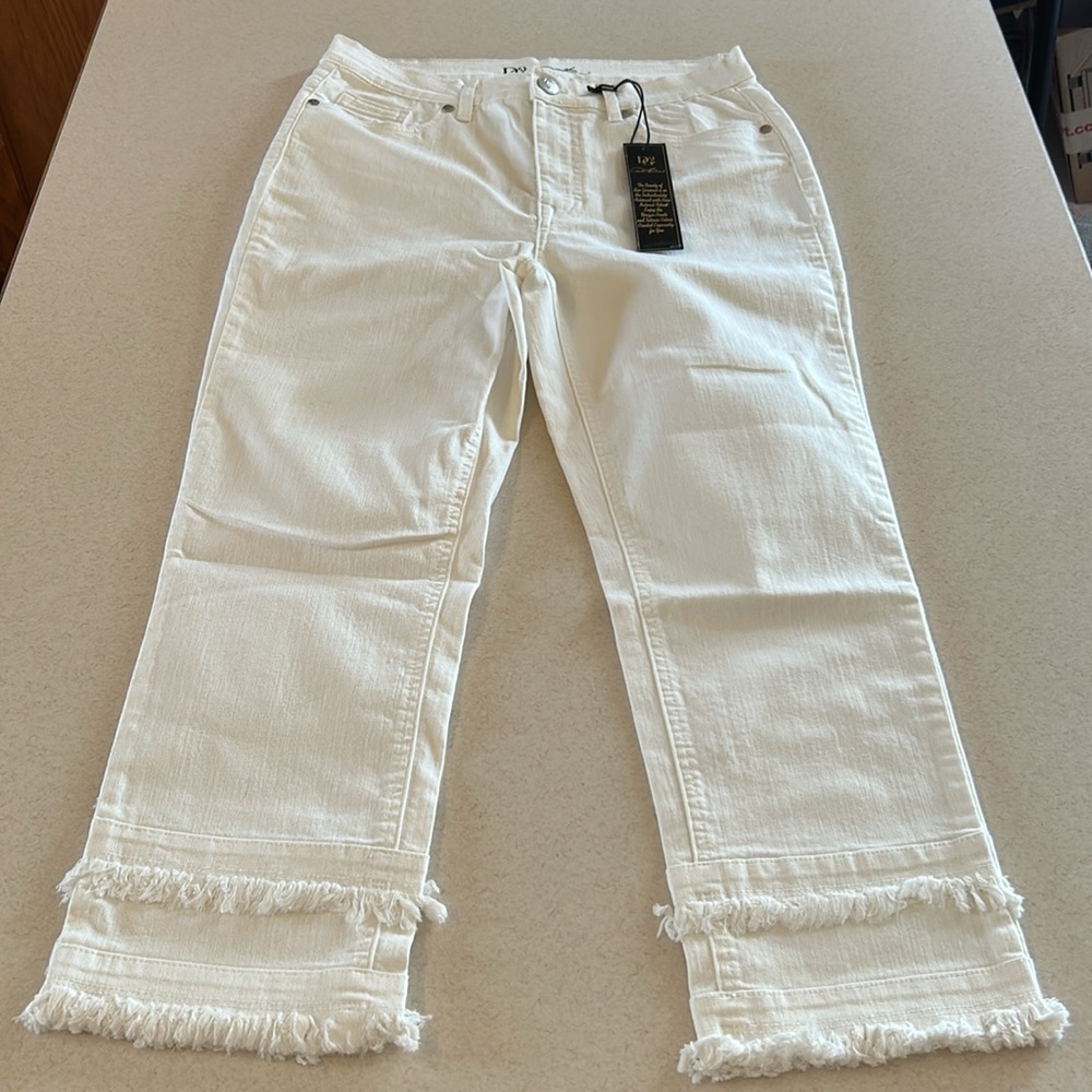 DG2 by Diane Gilman Cool White Distressed Hem NWT Women's Jeans Size 10